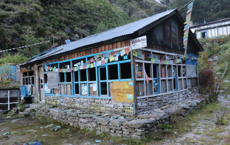 पदमार्गको होटलका भत्किएका झ्याल। तस्बिर सौजन्यः माधवप्रसाद चौलागाईं